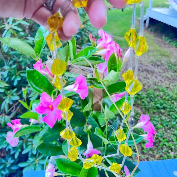 Pretty Yellow Necklace - Picture 3 of 4